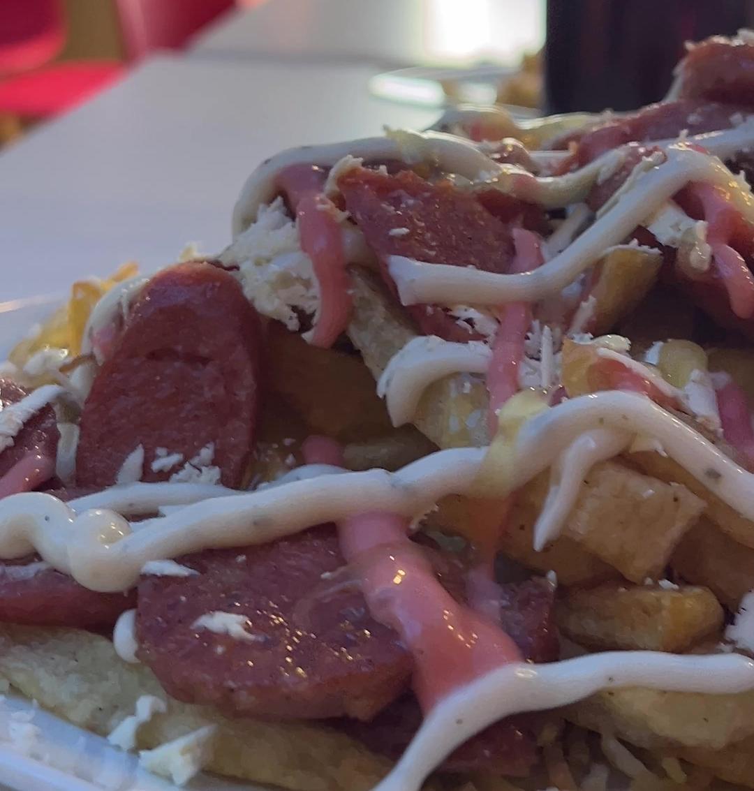 Papas Barranquilla de Brulè con chorizo, salchicha, queso y salsas